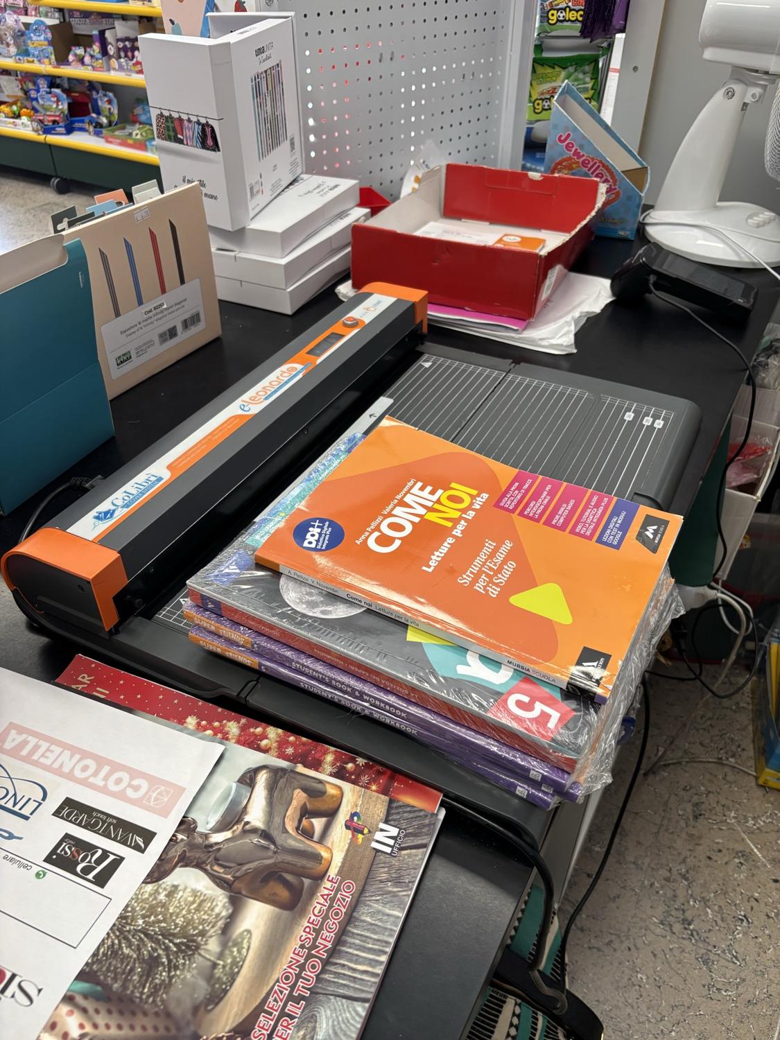 Libri di scuola appena coperti accanto alla copertinatrice