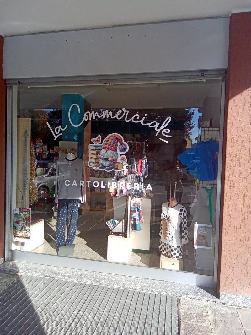 La vetrina della cartolibreria La Commerciale